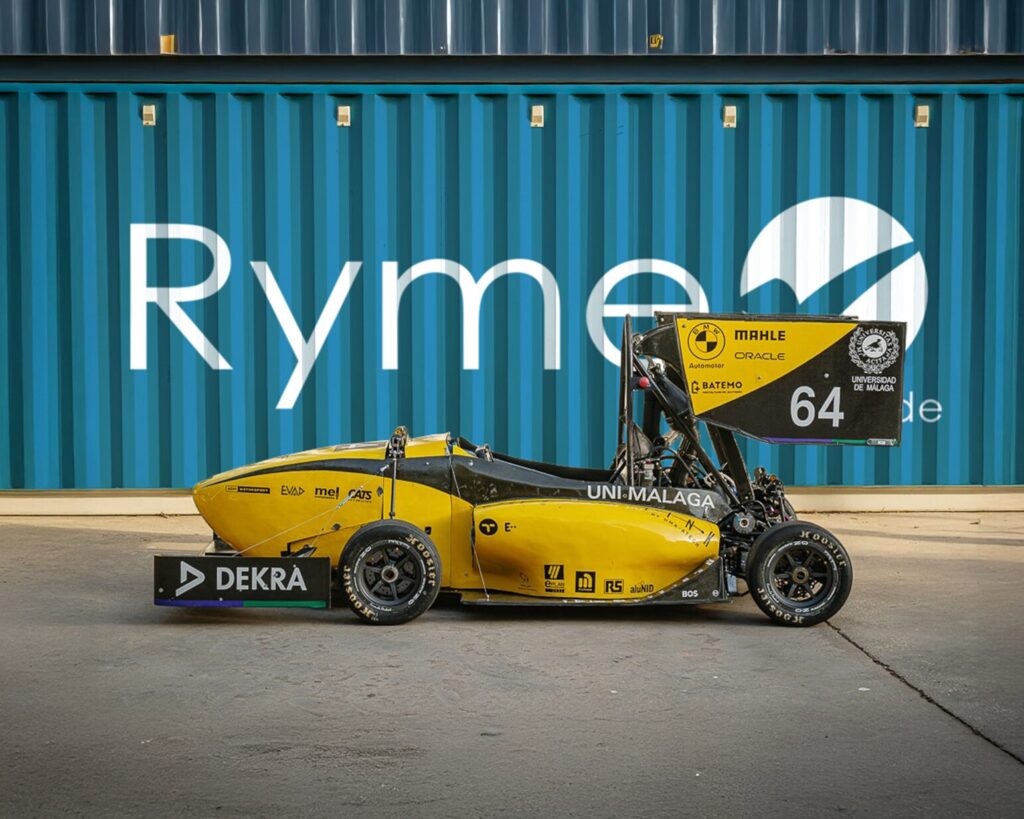 Une monoplace électrique MART Formula Student devant un conteneur portant le logo de Ryme Worldwide.
